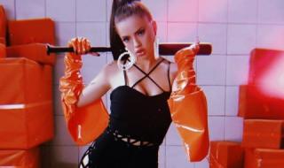 Дара подлуди Наско Колев с пищен бюст (СНИМКА)