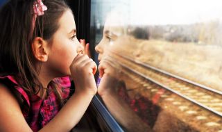 Деца останаха блокирани 9 часа във влак - без храна и вода