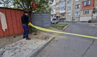 Екшън в Казанлък: Заподозрян в палеж се барикадира в дома си, мята по полицаите чинии, буркани и дограма  
