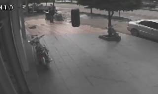 Шокиращо видео! Седиш си в аптека и... гума те удря по главата