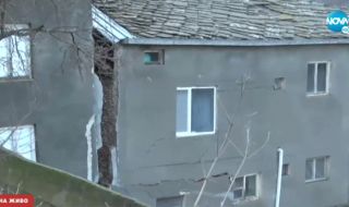 Свлачище разцепи и едва не срути къща в района на Кирково (ВИДЕО)