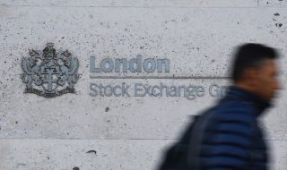 Лондонската борса преустанови търговията с акции на 27 компании