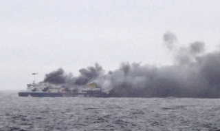 Ферибот се запали край остров Корфу, евакуират над 450 души (обновена)