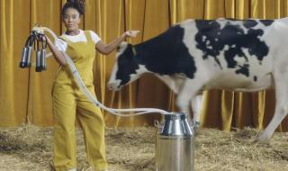 Компания се подигра грозно с кърмещите майки с гърдите им (ВИДЕО)