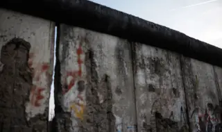 From symbol of dictatorship to tourist attraction: Where are parts of the Berlin Wall located today? 