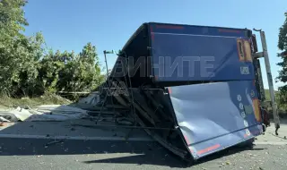 ТИР се обърна на АМ „Хемус“ преди Варна: Затвориха пътя