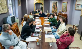 Деян Донков ще играе с новия мъж на Радина Кърджилова на сцената на Народния театър