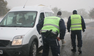 Внимание! Пътищата са мокри и заснежени