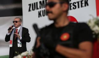 Заплахи и обиди заради корица с Ердоган