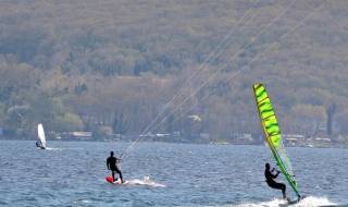 Луди сърфисти откриха сезона във Варна (СНИМКИ)