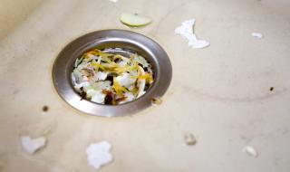 НИКОГА не изхвърляйте тези 11 неща в канала