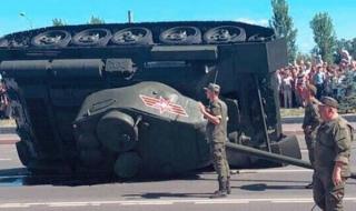 Танк се преобърна на парад в Русия (ВИДЕО)