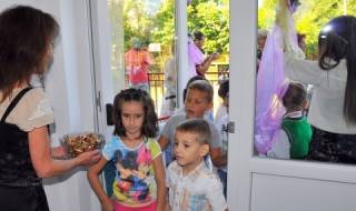 Започна приемът на първокласници, родители стояха цяла нощ да пазят ред