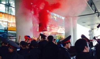 Посрещнаха националите ни с „Цигани!“ (ВИДЕО)