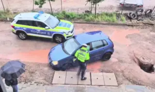 Дупка в кв. „Витоша“ едва не погълна автомобил с майка и дете