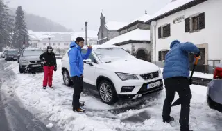 Ski lift accident in Spain injures dozens 