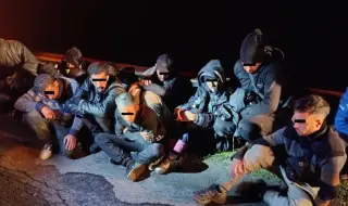 Полицията откри 11 мигранти в микробус на КПП „Дигата“, арестува превозвачите им - молдовци