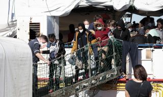 Трети кораб с мигранти акостира на италианско пристанище 