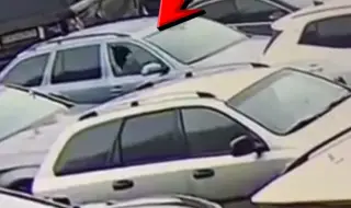 Колата на Костадин Костадинов със счупено стъкло пред Народното събрание. От "външен фактор" (ВИДЕО)