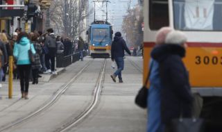 Трамвай аварира в центъра на София заради пешеходец