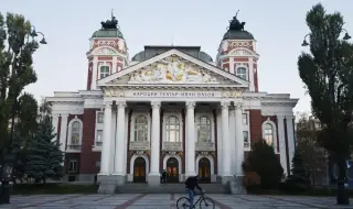 Раниха с нож мъж пред Народния театър, има задържан