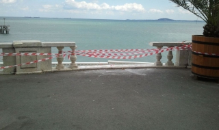 Изкъртиха култов парапет в Бургас