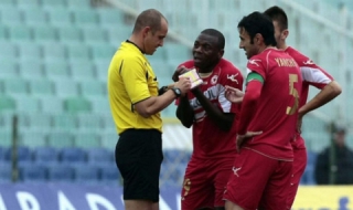 Отбори и съдии си стиснаха ръцете