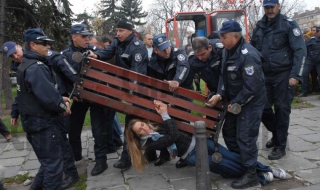 Протестираща: Беше въпрос на оцеляване да остана на пейката