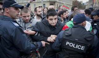 Студент: Ако псуваш полицай на майка, ставаш "тати"