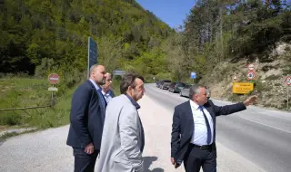 Отвориха временния обходен път над свлачището край Смолян