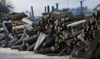 Гърците се запасяват с дърва за огрев и пелети