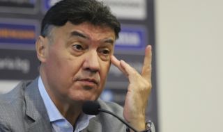 Фенове засипаха Боби Михайлов с подигравки