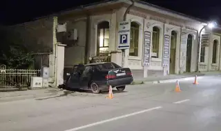Жена катастрофира в тротоар на главна улица в Горна Оряховица