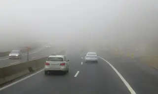 Намалена видимост по пътищата в страната поради мъгла