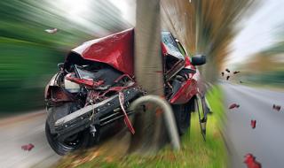 Пиян шофьор се заби в дърво след гонка в Бяла