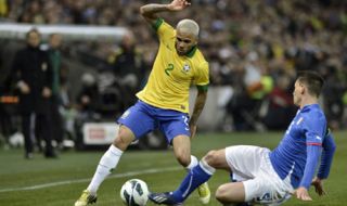 Бразилия повика 38-годишния Дани Алвеш за световни квалификации