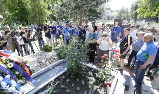 Левски поднесе венци на гроба на Гунди и Котков