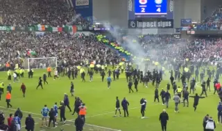 Безредици и масово нахлуване на фенове след Рейнджърс - Селтик - ВИДЕО