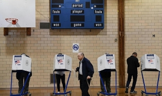 Клинтън води в 5 щата при предсрочното гласуване