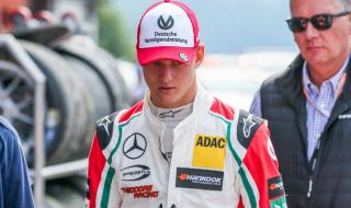 Шумахер изправен пред проблем със супер лиценза за Ф1
