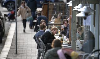 Швеция нареди: До 8 души на една маса