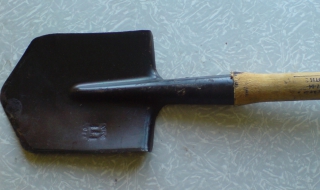 Мъж с лопата и майка му с кол заплашват полицаи