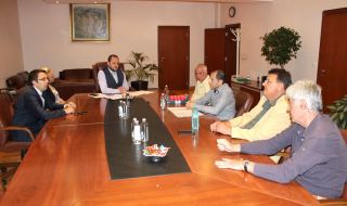 Сандов разговаря с представители на протестиращите от „ТЕЦ Марица 3“