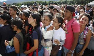 Хиляди бягат от Венецуела! Няма храна и лекарства