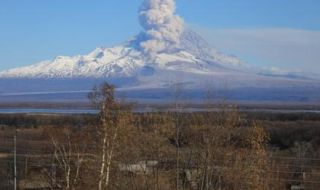 Изригна вулканът Шивелуч на полуостров Камчатка ВИДЕО