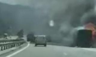 Автобус се запали на автомагистрала "Люлин"