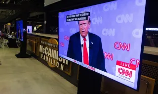 White House bans CNN journalists from accompanying Trump