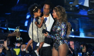 Бионсе чака близнаци