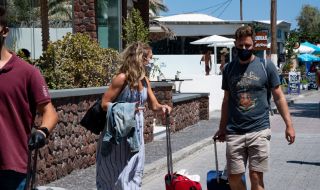 Черен рекорд на заразените в Гърция, евакуират туристи
