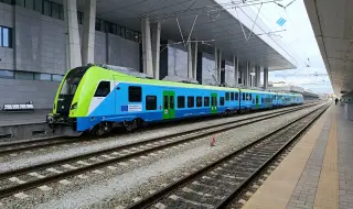 Надраскаха един от новите влакове на БДЖ - СНИМКИ